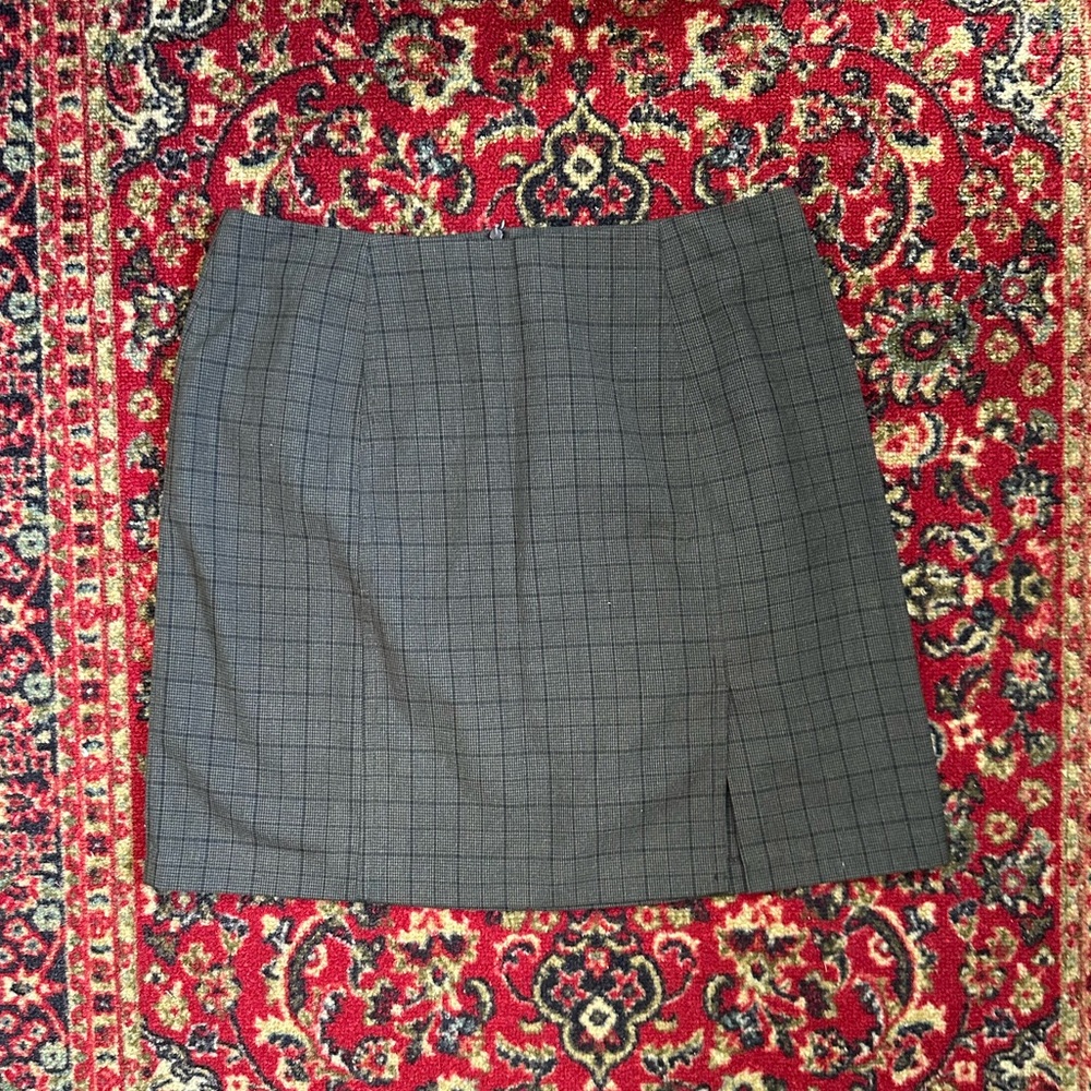 Plaid mini skirt with small side slit